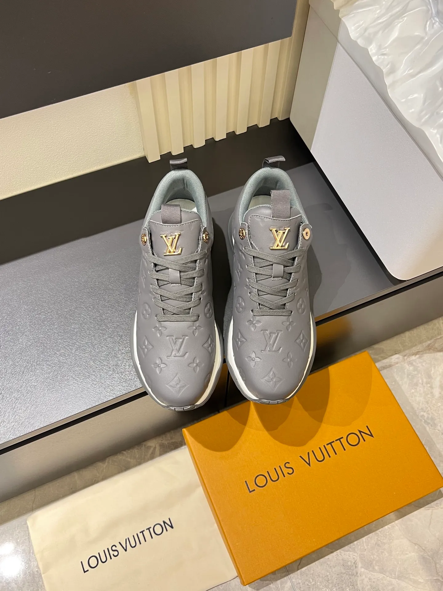 p520 "LOUI* VUITTO*" popular men's casual shoes, genuine development in Italy💯purchasing level quality✔️The upper is made of first-layer cowhide, comfortable and soft sheepskin feet⚡️Fashionable and versatile, the toe last shape is firm and full, and the soles are made from original LV molds and can be freely entered and exited the counter. Light and comfortable on the feet~Purely handmade, details determine quality! Size:39-44!